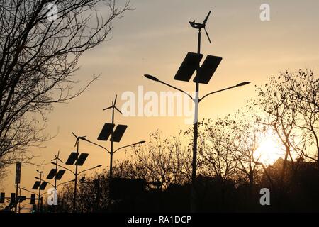 (181230) - Peking, 30. Dez., 2018 (Xinhua) - Energiesparende LED-Straßenlaternen von Wind- und Sonnenenergie betrieben werden in der Sino-Singapore Tianjin eco gesehen - Stadt in Binhai New Area, North China Tianjin, Dez. 19, 2018. Die Sino-Singapore Tianjin eco-city, in 2008 eingeweiht, ist eine zwischenstaatliche Zusammenarbeit projekt Umweltschutz zu stärken, Ressourcen zu schonen und eine harmonische Gesellschaft aufzubauen. China hat sich verpflichtet, ihre Anstrengungen zum Schutz der Umwelt und der wirtschaftlichen Entwicklung in 2019 zu koordinieren, ein wichtiges Jahr für den Gewinn der harten Kampf gegen Verschmutzung. An der Stockfoto