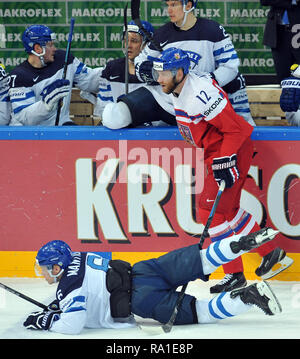 Mai 14, 2015 - Prag, Tschechische Republik - der Eishockey-WM 2015, am 14. Mai 2015, im, Prag, Tschechien. Das Viertelfinale Finnland gegen Tschechien, 3:5. Tuukka Mantyla aus Finnland (6), Jiri Novotny aus Tschechien (12) ....... *** Local Caption *** Tuukka Mantyla von Finnland (6) und Jiri Novotny der Tschechischen (12) Während die 2015 IIHF Eishockey Weltmeisterschaft guarter Finale zwischen Finnland vs Tschechien in der O2 Arena in Prag, Tschechische Republik, 14. Mai 2015. (Bild: © Slavek Ruta/ZUMA Draht) Stockfoto