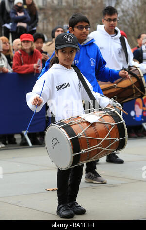 London, Großbritannien. 30. Dezember 2018. Parisha, ein junger Schauspieler von der London Schule der Dhol Drumming. Junge Musiker Bands, Cheerleadern und andere Teilnehmer der Parade der Londoner neues Jahr kommen zusammen in Trafalgar Square für eine spektakuläre Show und die Vorschau des morgigen Parade. Credit: Imageplotter Nachrichten und Sport/Alamy leben Nachrichten Stockfoto