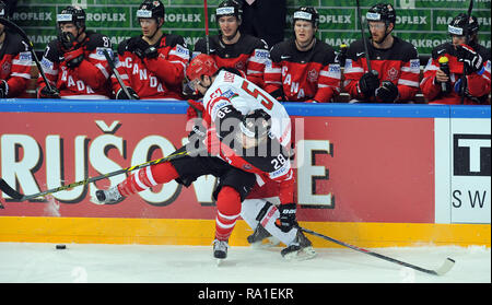 Prag, Tschechische Republik. 14. Mai 2015. Der Eishockey-WM 2015, am 14. Mai 2015, im, Prag, Tschechien. Das Viertelfinale, Kanada gegen WeiÃŸrussland, 9:0. Claude Giroux aus Kanada (28), Nikolai Stasenko aus WeiÃŸrussland (5). *** Local Caption *** Claude Giroux von Kanada (28.) und Nikolai Stasenko von Belarus (5) während der 2015 IIHF Eishockey Weltmeisterschaft guarter Finale zwischen Kanada vs Belarus in der O2 Arena in Prag, Tschechische Republik, 14. Mai 2015. Credit: Slavek Ruta/ZUMA Draht/Alamy leben Nachrichten Stockfoto