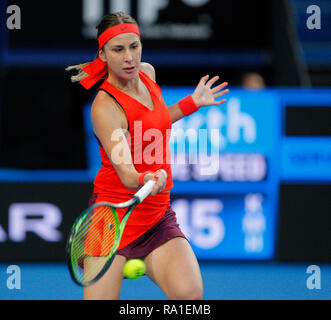 RAC-Arena, Perth, Australien. 30 Dez, 2018. Hopman Cup Tennis, die von Mastercard gefördert; Belinda Bencic von Team Schweiz kehrt mit einer Vorhand Schuß während ihr Match gegen Katie Boulter von Team Großbritannien Quelle: Aktion plus Sport/Alamy leben Nachrichten Stockfoto