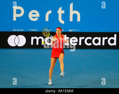 RAC-Arena, Perth, Australien. 30 Dez, 2018. Hopman Cup Tennis, die von Mastercard gefördert; Belinda Bencic von Team Schweiz kehrt mit einer Vorhand Schuß während ihr Match gegen Katie Boulter von Team Großbritannien Quelle: Aktion plus Sport/Alamy leben Nachrichten Stockfoto