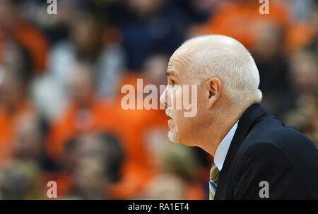 Syracuse, USA. 29 Dez, 2018. Der hl. Bonaventura Head Coach Mark Schmidt in der ersten Hälfte des Spiels. Die syracuse Orange besiegte die St. Bonaventure Bonnies 81-47 an der Carrier Dome in Syracuse, NY. Foto von Alan Schwartz/Cal Sport Media/Alamy leben Nachrichten Stockfoto