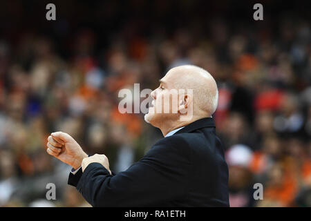 Syracuse, USA. 29 Dez, 2018. Der hl. Bonaventura Head Coach Mark Schmidt in der ersten Hälfte des Spiels. Die syracuse Orange besiegte die St. Bonaventure Bonnies 81-47 an der Carrier Dome in Syracuse, NY. Foto von Alan Schwartz/Cal Sport Media/Alamy leben Nachrichten Stockfoto