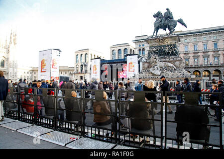 Mailand, Italien. 30 Dez, 2018. Foto LaPresse - Mourad Touati Balti 30/12/2018 Milano (ITA) - Piazza Duomo Cronaca Ultimi preparativi pro Il Palco del Concerto di Capodanno in Piazza Duomo Nella Foto: Barriere di sicurezza Gefahr concerto Credit: LaPresse/Alamy leben Nachrichten Stockfoto