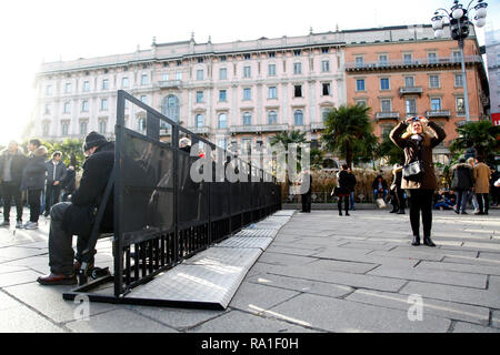 Mailand, Italien. 30 Dez, 2018. Foto LaPresse - Mourad Touati Balti 30/12/2018 Milano (ITA) - Piazza Duomo Cronaca Ultimi preparativi pro Il Palco del Concerto di Capodanno in Piazza Duomo Nella Foto: Barriere di sicurezza Gefahr concerto Credit: LaPresse/Alamy leben Nachrichten Stockfoto