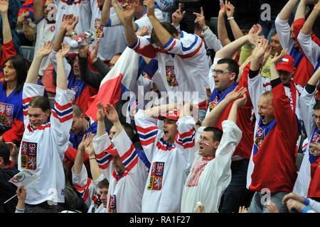 Mai 10, 2015 - Prag, Tschechische Republik - der Eishockey-WM 2015, am 10. Mai 2015, im, Prag, Tschechien. Deutschland gegen Tschechien, 2:4. Fans aus Tschechien ....... *** Local Caption *** Fans von Tschechischen während der 2015 IIHF Eishockey WM Match zwischen Deutschland vs Tschechien in der O2 Arena in Prag, Tschechische Republik, 10. Mai 2015. (Bild: © Slavek Ruta/ZUMA Draht) Stockfoto