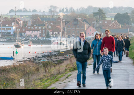 Wells-next-the-Sea, Großbritannien. 30. Dezember 2018. Menschen geniessen Sie einen sonnigen Nachmittag Spaziergang zwischen Weihnachten und das neue Jahr an der beliebten North Norfolk Stadt Wells-next-the-Sea. UrbanImages/Alamy Leben Nachrichten. Stockfoto