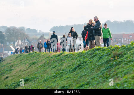 Wells-next-the-Sea, Großbritannien. 30. Dezember 2018. Menschen geniessen Sie einen sonnigen Nachmittag Spaziergang zwischen Weihnachten und das neue Jahr an der beliebten North Norfolk Stadt Wells-next-the-Sea. UrbanImages/Alamy Leben Nachrichten. Stockfoto