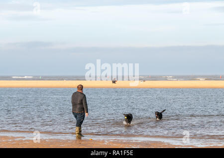 Wells-next-the-Sea, Großbritannien. 30. Dezember 2018. Menschen und Hunde genießen Sie einen sonnigen Nachmittag zwischen Weihnachten und dem neuen Jahr auf der beliebten North Norfolk Strand von Wells-next-the-Sea. UrbanImages/Alamy Leben Nachrichten. Stockfoto