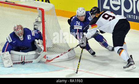 Mai 2, 2015 - Prag, Tschechische Republik - der Eishockey-WM 2015, am 2. Mai 2015, im, Prag, Tschechien. Frankreich gegen Deutschland 1:2. Tobias Rieder aus Deutschlands (RR) und Nicolas Besh (R) und Cristobal Huet (L) aus Frankreich..... *** Local Caption *** Tobias Rieder von Deutschland (RR) und Nicolas Besh (R) und Cristobal Huet (L) von Frankreich während der 2015 IIHF Eishockey WM Match zwischen Frankreich vs Deutschland in der O2 Arena in Prag, Tschechische Republik, 2. Mai 2015. (Bild: © Slavek Ruta/ZUMA Draht) Stockfoto