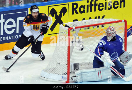 Mai 2, 2015 - Prag, Tschechische Republik - der Eishockey-WM 2015, am 2. Mai 2015, im, Prag, Tschechien. Frankreich gegen Deutschland 1:2. Patrick Reimer aus Deutschlands (L) und Cristobal Huet aus Frankreich (R).... *** Local Caption *** Patrick Reimer von Deutschland (L) und Cristobal Huet (R) von Frankreich während der 2015 IIHF Eishockey WM Match zwischen Frankreich vs Deutschland in der O2 Arena in Prag, Tschechische Republik, 2. Mai 2015. (Bild: © Slavek Ruta/ZUMA Draht) Stockfoto