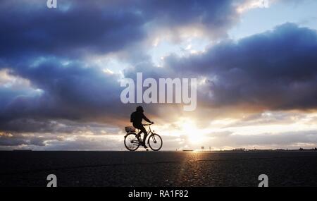 Berlin, Deutschland. 30 Dez, 2018. Ein Radfahrer fährt bei Sonnenuntergang auf dem Tempelhofer Feld. Credit: Kay Nietfeld/dpa/Alamy leben Nachrichten Stockfoto