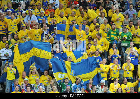 Prag, Tschechische Republik. 7. Mai 2015. Der Eishockey-WM 2015, am 7. Mai 2015, im, Prag, Tschechien. Schweden gegen Deutschland, 4:3. Fans aus Schweden. *** Local Caption *** Fans von Schweden während der 2015 IIHF Eishockey WM Match zwischen Schweden gegen Deutschland in der O2 Arena in Prag, Tschechische Republik, 7. Mai 2015. Credit: Slavek Ruta/ZUMA Draht/Alamy leben Nachrichten Stockfoto