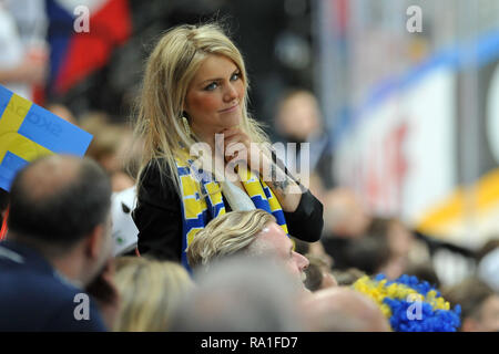 Prag, Tschechische Republik. 7. Mai 2015. Der Eishockey-WM 2015, am 7. Mai 2015, im, Prag, Tschechien. Schweden gegen Deutschland, 4:3. Fans aus Schweden. *** Local Caption *** Fans von Schweden während der 2015 IIHF Eishockey WM Match zwischen Schweden gegen Deutschland in der O2 Arena in Prag, Tschechische Republik, 7. Mai 2015. Credit: Slavek Ruta/ZUMA Draht/Alamy leben Nachrichten Stockfoto