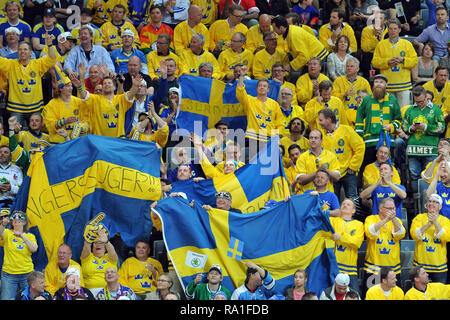 Prag, Tschechische Republik. 7. Mai 2015. Der Eishockey-WM 2015, am 7. Mai 2015, im, Prag, Tschechien. Schweden gegen Deutschland, 4:3. Fans aus Schweden. *** Local Caption *** Fans von Schweden während der 2015 IIHF Eishockey WM Match zwischen Schweden gegen Deutschland in der O2 Arena in Prag, Tschechische Republik, 7. Mai 2015. Credit: Slavek Ruta/ZUMA Draht/Alamy leben Nachrichten Stockfoto