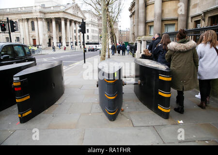 London, Großbritannien. 30. Dezember 2018. Sicherheit Sperren außerhalb der National Portrait Gallery vor Jahreswechsel errichtet werden. Credit: Dinendra Haria/Alamy leben Nachrichten Stockfoto