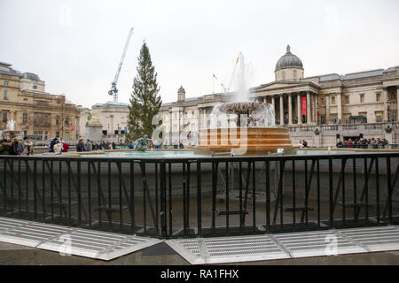 London, Großbritannien. 30. Dezember 2018. Sicherheit Zäune sind entlang der Brunnen am Trafalgar Square vor das Neue Jahr feiern. Credit: Dinendra Haria/Alamy leben Nachrichten Stockfoto