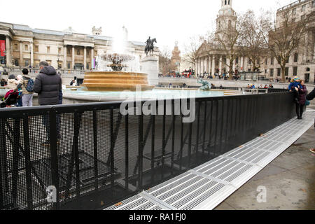 London, Großbritannien. 30. Dezember 2018. Sicherheit Zäune sind entlang der Brunnen am Trafalgar Square vor das Neue Jahr feiern. Credit: Dinendra Haria/Alamy leben Nachrichten Stockfoto