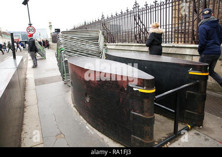 London, Großbritannien. 30. Dezember 2018. Sicherheit Sperren auf die Westminster Bridge vor das Neue Jahr feiern. Credit: Dinendra Haria/Alamy leben Nachrichten Stockfoto