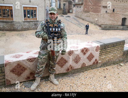 Erbil, Irak. 18 Dez, 2018. Bewaffnete Sicherheitskräfte sichern die Zitadelle von Arbil. Die Zitadelle ist ein UNESCO-Weltkulturerbe seit 2014. Credit: Jens Büttner/dpa-Zentralbild/ZB/dpa/Alamy leben Nachrichten Stockfoto