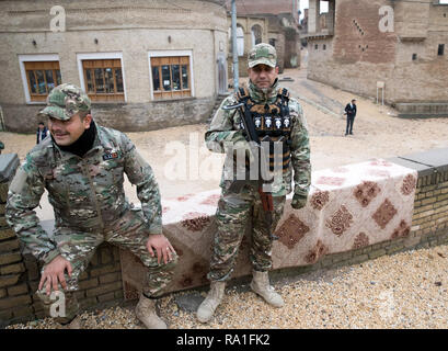 Erbil, Irak. 18 Dez, 2018. Bewaffnete Sicherheitskräfte sichern die Zitadelle von Arbil. Die Zitadelle ist ein UNESCO-Weltkulturerbe seit 2014. Credit: Jens Büttner/dpa-Zentralbild/ZB/dpa/Alamy leben Nachrichten Stockfoto