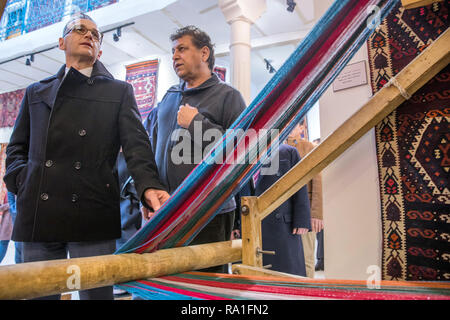 Erbil, Irak. 18 Dez, 2018. Heiko Maas (SPD, l), Außenminister, Besuche der Teppich Museum in der Zitadelle von Arbil. Nach Kuwait und in Bagdad, Maas zu Besuch in der Region Erbil im Irak. Die Zitadelle ist ein UNESCO-Weltkulturerbe seit 2014. Credit: Jens Büttner/dpa-Zentralbild/ZB/dpa/Alamy leben Nachrichten Stockfoto