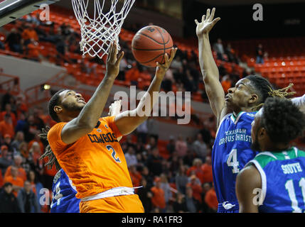 Stillwater, USA. 29 Dez, 2018. Oklahoma State vorwärts Maurice Calloo (2) Versuche einen Schuß während ein Basketballspiel zwischen der Texas A&M University-Corpus Christi Inselbewohner und Oklahoma State Cowboys an Gallagher - Arena in Stillwater, OK. Grau Siegel/CSM/Alamy leben Nachrichten Stockfoto