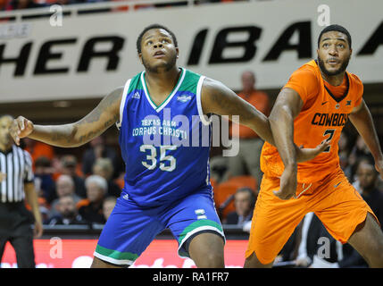 Stillwater, USA. 29 Dez, 2018. Texas A&M University Corpus Christi vorwärts Tony Lewis (35) stellen sich für eine Erholung bei einem Basketballspiel zwischen der Texas A&M University-Corpus Christi Inselbewohner und Oklahoma State Cowboys an Gallagher - Arena in Stillwater, OK. Grau Siegel/CSM/Alamy leben Nachrichten Stockfoto