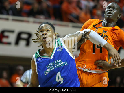 Stillwater, USA. 29 Dez, 2018. Texas A&M University Corpus Christi Guard Jashawn Talton (4) stellen sich für eine Erholung bei einem Basketballspiel zwischen der Texas A&M University-Corpus Christi Inselbewohner und Oklahoma State Cowboys an Gallagher - Arena in Stillwater, OK. Grau Siegel/CSM/Alamy leben Nachrichten Stockfoto