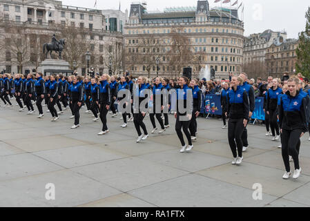 London, Großbritannien. 30. Dezember 2018 einige der besten Interpreten London New Year's Day Parade kick-start Festlichkeiten vor der Weltberühmten National Gallery, Trafalgar Square, London, UK. Handlungen gehören Amerikas verstopfen alle 'STARS, Das ist ein perkussiver Tanz Gruppe von der Ostküste der Vereinigten Staaten, die in einer einzigartigen Form des Tanzes spezialisieren, Verstopfung. Credit: Ilyas Ayub/Alamy leben Nachrichten Stockfoto