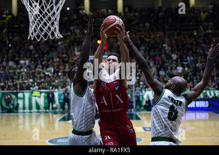 Avellino, Italien. 30 Dez, 2018. Foto Cafaro/LaPresse 30 Dicembre 2018 Milano, Italia sport Warenkorb Sidigas Avellino vs EA 7 Emporio Armani Milano - Campionato Italiano di Warenkorb Serie A PosteMobile, Spielzeit 2018/19. Nella Foto: Brennt Christian (Emporio Armani Mailand). Foto Cafaro/LaPresse Dezember 30, 2018 Arezzo, Italien sport Warenkorb Sidigas Avellino vs EA 7 Emporio Armani Mailand - die Italienische Lega Basket Serie A PosteMobile, Saison 2018/2019. In der Pic: Burns Christian (Emporio Armani Mailand). Credit: LaPresse/Alamy leben Nachrichten Stockfoto