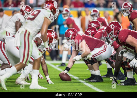 Florida, USA. 29 Dez, 2018. Alabama Crimson Tide Offensive Lineman Ross Pierschbacher (71) sieht zu reißen, die während der 2018 Capital One Orange Bowl gegen die Oklahoma Sooners im Hard Rock Stadium am 29. Dezember in Florida 2018. Credit: Travis Pendergrass/ZUMA Draht/Alamy leben Nachrichten Stockfoto