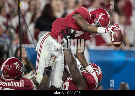 Florida, USA. 29 Dez, 2018. Alabama Crimson Tide wide receiver Jerry Jeudy (4) feiert mit Offensive Lineman Lester Baumwolle Sr. (66) und Offensive Lineman Alex Leatherwood (70) nach einem 13 Yard Touchdown von quarterback Tua Tagovailoa (13) im vierten Quartal gegen die Oklahoma Sooners in während der 2018 Capital One Orange Bowl im Hard Rock Stadium am 29 Dezember, 2018 in Florida. Credit: Travis Pendergrass/ZUMA Draht/Alamy leben Nachrichten Stockfoto