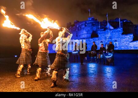 Edinburgh, Großbritannien. 30 Dez, 2018. Der traditionelle Auftakt der Edinburgh Hogmanay feiern, der Fackelzug, leuchtet die Straßen von Edinburgh führte durch PyroCeltica Credit: Rich Dyson/Alamy leben Nachrichten Stockfoto