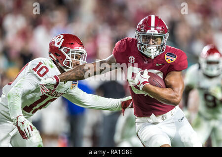 Florida, USA. 29 Dez, 2018. Oklahoma Sooners Sicherheit Patrick Felder (10) Sucht nach Alabama Crimson Tide defensive lineman LaBryan Ray (89) nach einem Fehlstart im zweiten Quartal 2018 in der Hauptstadt zu einer Orange Bowl im Hard Rock Stadium am 29. Dezember in Florida 2018 anzugehen. Credit: Travis Pendergrass/ZUMA Draht/Alamy leben Nachrichten Stockfoto