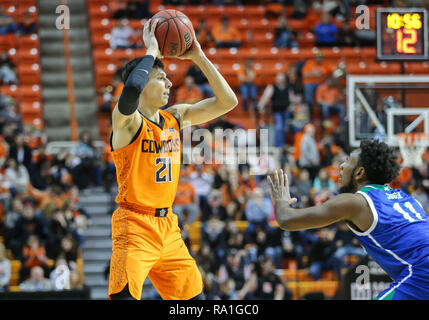 Stillwater, USA. 29 Dez, 2018. Oklahoma State Guard Lindy Gewässer, III (21) sieht für einen offenen Mannschaftskamerad bei einem Basketballspiel zwischen der Texas A&M University-Corpus Christi Inselbewohner und Oklahoma State Cowboys an Gallagher - Arena in Stillwater, OK. Grau Siegel/CSM/Alamy leben Nachrichten Stockfoto