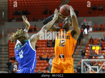 Stillwater, USA. 29 Dez, 2018. Oklahoma State vorwärts Cameron McGriff (12) versucht, einen Schuß während ein Basketballspiel zwischen der Texas A&M University-Corpus Christi Inselbewohner und Oklahoma State Cowboys an Gallagher - Arena in Stillwater, OK. Grau Siegel/CSM/Alamy leben Nachrichten Stockfoto