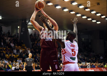 Italien. 30 Dez, 2018. Foto Massimo Paolone/LaPresse 30 dicembre 2018 Reggio Emilia (Re) Italia sport Warenkorb Grissin Bon Reggio Emilia vs Umana Reyer Venezia - Campionato Italiano di Warenkorb Serie A 2018/2019 - PalaBigi PosteMobile Nella Foto: Michael Bramos (Umana Reyer Venezia) in Azione contrastato da bryon Allen (Grissin Bon Reggio Emilia) Foto Massimo Paolone/LaPresse Dezember 30, 2018 Reggio Emilia (Re) Italien sport Warenkorb Grissin Bon Reggio Emilia vs Umana Reyer Venezia - Italienische Basketball Liga Serie A PosteMobile PalaBigi 2018/2019 - im Bild: Michael Bramos (Umana Reyer Vene Stockfoto