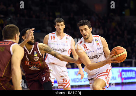 Italien. 30 Dez, 2018. Foto Massimo Paolone/LaPresse 30 dicembre 2018 Reggio Emilia (Re) Italia sport Warenkorb Grissin Bon Reggio Emilia vs Umana Reyer Venezia - Campionato Italiano di Warenkorb Serie A 2018/2019 - PalaBigi PosteMobile Nella Foto: Raphael (Gaspardo Grissin Bon Reggio Emilia) in Azione contrastato da Austin Daye (Umana Reyer Venezia) Foto Massimo Paolone/LaPresse Dezember 30, 2018 Reggio Emilia (Re) Italien sport Warenkorb Grissin Bon Reggio Emilia vs Umana Reyer Venezia - Italienische Basketball Liga Serie A 2018/2019 - PalaBigi PosteMobile im Pic: Raphael Gaspardo (Grissin Bon Stockfoto