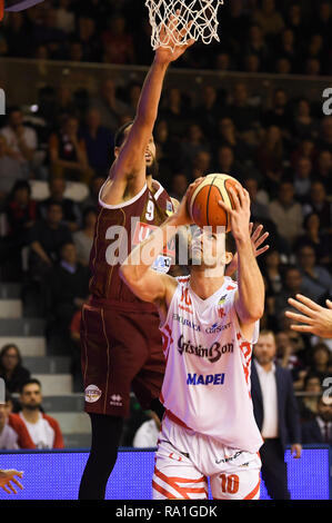 Italien. 30 Dez, 2018. Foto Massimo Paolone/LaPresse 30 dicembre 2018 Reggio Emilia (Re) Italia sport Warenkorb Grissin Bon Reggio Emilia vs Umana Reyer Venezia - Campionato Italiano di Warenkorb Serie A 2018/2019 - PalaBigi PosteMobile Nella Foto: Raphael (Gaspardo Grissin Bon Reggio Emilia) in Azione contrastato da Austin Daye (Umana Reyer Venezia) Foto Massimo Paolone/LaPresse Dezember 30, 2018 Reggio Emilia (Re) Italien sport Warenkorb Grissin Bon Reggio Emilia vs Umana Reyer Venezia - Italienische Basketball Liga Serie A 2018/2019 - PalaBigi PosteMobile im Pic: Raphael Gaspardo (Grissin Bon Stockfoto