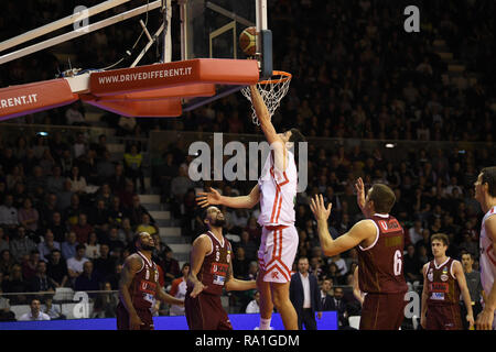 Italien. 30 Dez, 2018. Foto Massimo Paolone/LaPresse 30 dicembre 2018 Reggio Emilia (Re) Italia sport Warenkorb Grissin Bon Reggio Emilia vs Umana Reyer Venezia - Campionato Italiano di Warenkorb Serie A 2018/2019 - PalaBigi PosteMobile Nella Foto: Julyan Stein (Umana Reyer Venezia) in Azione contrastato da Riccardo Cervi (Grissin Bon Reggio Emilia) Foto Massimo Paolone/LaPresse Dezember 30, 2018 Reggio Emilia (Re) Italien sport Warenkorb Grissin Bon Reggio Emilia vs Umana Reyer Venezia - Italienische Basketball Liga Serie A 2018/2019 - PalaBigi PosteMobile im Pic: Julyan Stein (Umana Reyer Venez Stockfoto