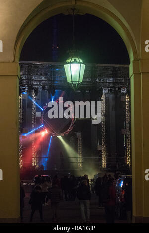 Turin, Italien. 30 Dez, 2018. Foto LaPresse - Mauro Ujetto 30 12 2018 Turin (Italia) Cronaca Beweisen luci Generali del Palco pronto pro Lo spettacolo di capodanno Nella Foto: Il Palco illuminato dalle Luci Foto LaPresse - Mauro Ujetto 30-12-2018 Turin (Italien) Allgemeine Bühnenbeleuchtung Beweise für das Neue Jahr zeigen in der Innenstadt von Turin. Credit: LaPresse/Alamy leben Nachrichten Stockfoto