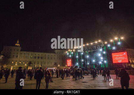 Turin, Italien. 30 Dez, 2018. Foto LaPresse - Mauro Ujetto 30 12 2018 Turin (Italia) Cronaca Beweisen luci Generali del Palco pronto pro Lo spettacolo di capodanno Nella Foto: Il Palco illuminato dalle Luci Foto LaPresse - Mauro Ujetto 30-12-2018 Turin (Italien) Allgemeine Bühnenbeleuchtung Beweise für das Neue Jahr zeigen in der Innenstadt von Turin. Credit: LaPresse/Alamy leben Nachrichten Stockfoto