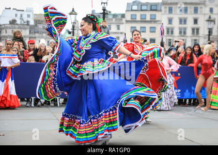 Trafalgar Square, London, 30. Dezember 2018. Karneval del Pueblo einige bunte Lateinamerikanischen Tanz und Spaß nach London bringen. Bands, Cheerleadern und andere Teilnehmer der Parade der Londoner neues Jahr kommen zusammen in Trafalgar Square für eine spektakuläre Show und die Vorschau des morgigen Parade. Stockfoto