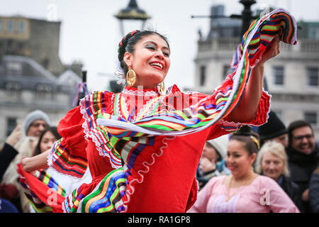 Trafalgar Square, London, 30. Dezember 2018. Karneval del Pueblo einige bunte Lateinamerikanischen Tanz und Spaß nach London bringen. Bands, Cheerleadern und andere Teilnehmer der Parade der Londoner neues Jahr kommen zusammen in Trafalgar Square für eine spektakuläre Show und die Vorschau des morgigen Parade. Stockfoto