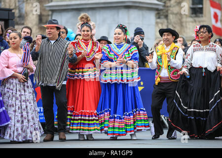 Trafalgar Square, London, 30. Dezember 2018. Karneval del Pueblo einige bunte Lateinamerikanischen Tanz und Spaß nach London bringen. Bands, Cheerleadern und andere Teilnehmer der Parade der Londoner neues Jahr kommen zusammen in Trafalgar Square für eine spektakuläre Show und die Vorschau des morgigen Parade. Stockfoto