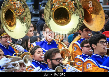 London, Großbritannien. 30. Dezember 2018. Eine Brass Band die Massen unterhalten. Bands, Cheerleadern und andere Teilnehmer der Parade der Londoner neues Jahr kommen zusammen in Trafalgar Square für eine spektakuläre Show und die Vorschau des morgigen Parade. Credit: Imageplotter Nachrichten und Sport/Alamy leben Nachrichten Stockfoto