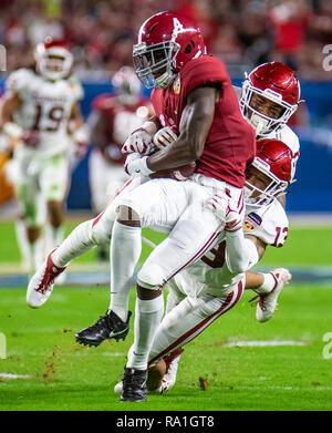 Florida, USA. 29 Dez, 2018. Dez 29 2018 Miami Gardens, FL, USA Alabama wide receiver Jerry Jeudy (4) Die Fänge über zwei Oklahoma Verteidiger während der NCAA Capital One Orange Bowl Halbfinalespiel zwischen Oklahoma Sooners und die Alabama Crimson Tide 45-34 gewinnen im Hard Rock Stadium Miami Gardens, FL Thurman James/CSM Credit: Cal Sport Media/Alamy leben Nachrichten Stockfoto