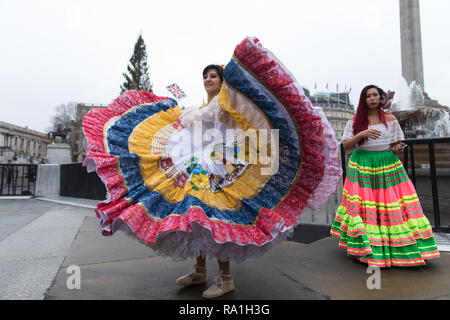 London, Großbritannien. 30. Dezember 2018 einige der London New Year's Day Parade Darsteller kick-start Festlichkeiten vor der National Gallery, Trafalgar Square, London, UK. Mitglieder der Carnaval del Pueblo, posieren für Fotos in Trafalgar Square nach ihrer Leistung. Quelle: Carol Moir/Alamy leben Nachrichten Stockfoto